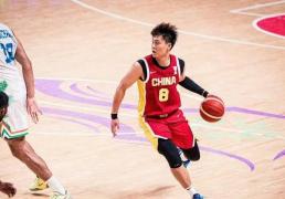 赵继伟解說(shuō)亚洲(zhōu)盃(bēi)比赛 赞赵睿在场表現(xiàn)