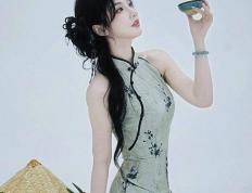 KPL官方解说的解说小鹿，身材还是很顶的，旗袍太适合她了！