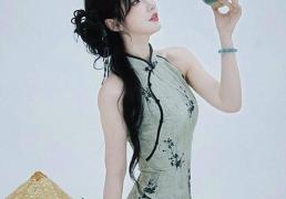 KPL官方解说的解说小鹿，身材还是很顶的，旗袍太适合她了！