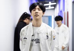 炫神因辱(rǔ)罵(mà)theshy，二路解说权限(xiàn)被收回，还被粉(fěn)丝投訴(sù)到全国扫黑办