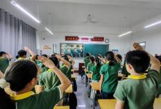 观閲(yuè)兵盛典(diǎn) 燃爱国之心