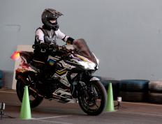 孔孟之乡燃“摩(mó)”火！濟(jì)宁“至聖(shèng)之路(lù)”油(yóu)电摩(mó)托大(dà)赛竞风流