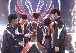 LOL历史(shǐ)最强战隊(duì)诞生！23连胜拿下MSI冠軍(jūn)，Faker被對(duì)位(wèi)FMVP