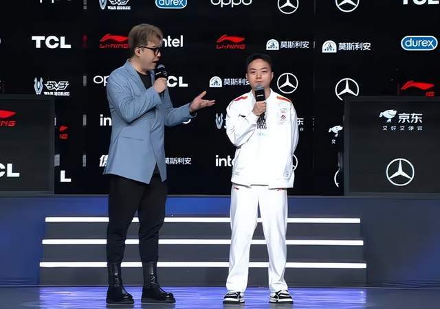 LOL世界亚军暗示退役,赛后采访粉丝炸锅,刚赢比赛搞队友心态?