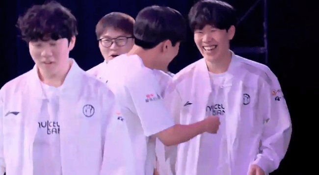 退掉BLG基地之后，The shy开怀大(dà)笑！