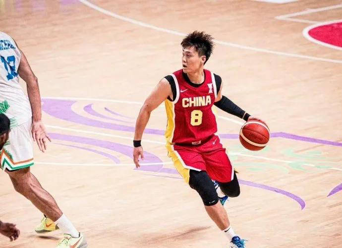 赵继伟解說(shuō)亚洲(zhōu)盃(bēi)比赛 赞赵睿在场表現(xiàn)