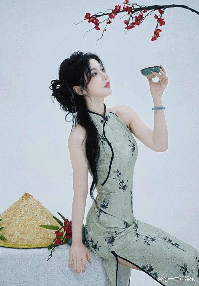 KPL官方解说的解说小鹿，身材还是很顶的，旗袍太适合她了！