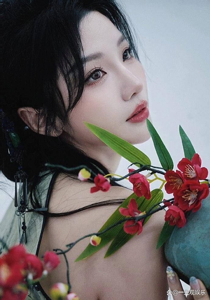 KPL官方解说的解说小鹿，身材还是很顶的，旗袍太适合她了！