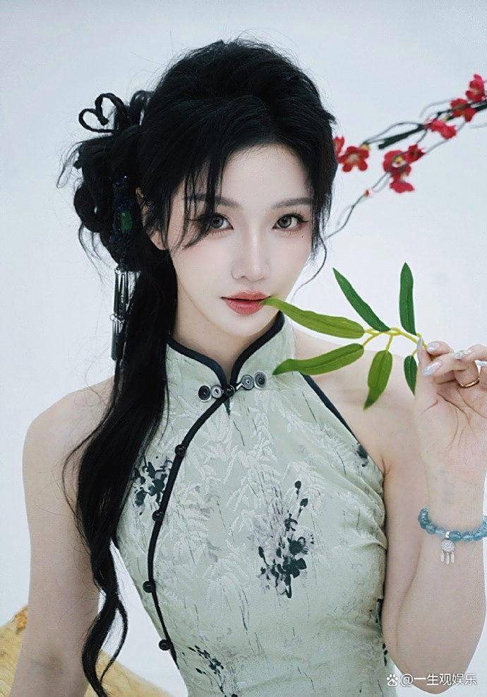 KPL官方解说的解说小鹿，身材还是很顶的，旗袍太适合她了！