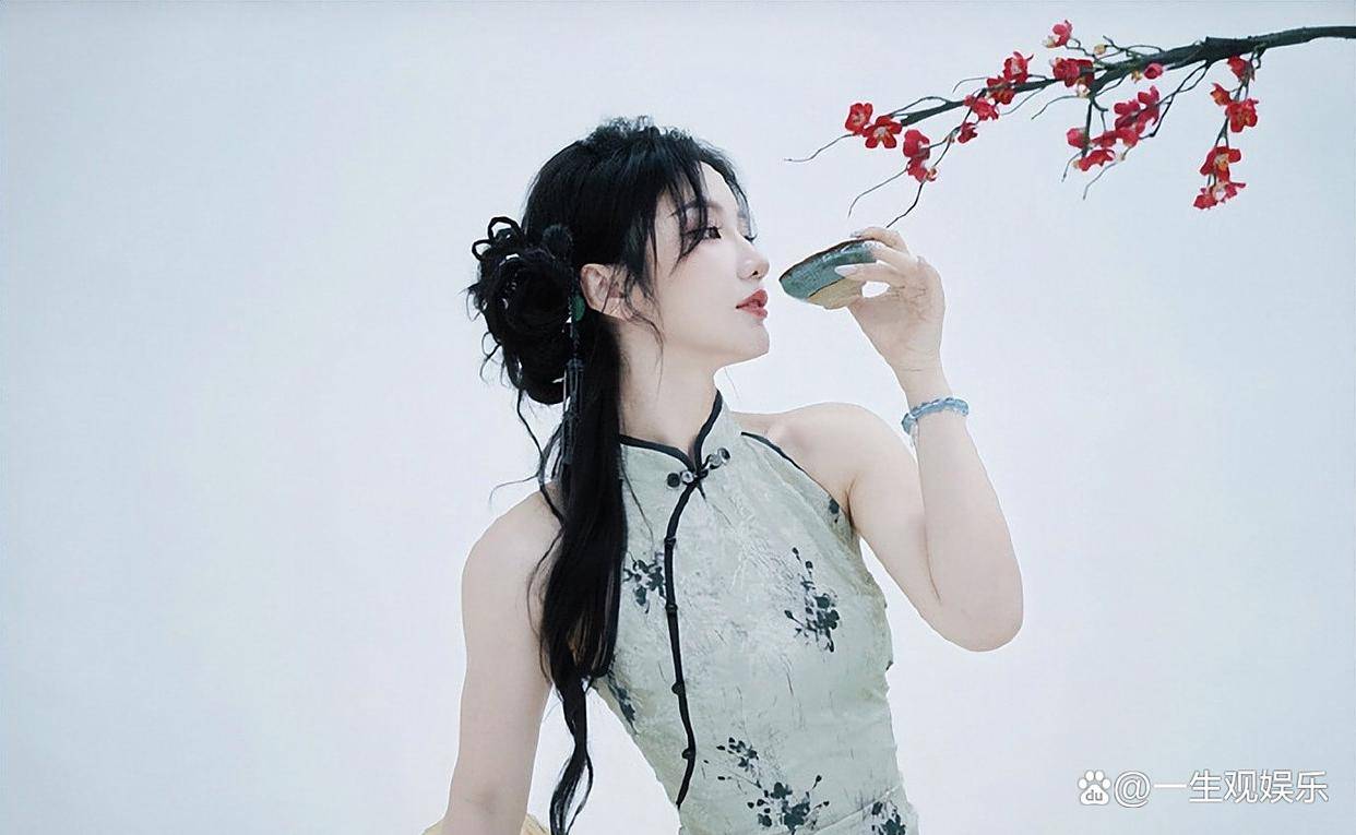 KPL官方解说的解说小鹿，身材还是很顶的，旗袍太适合她了！