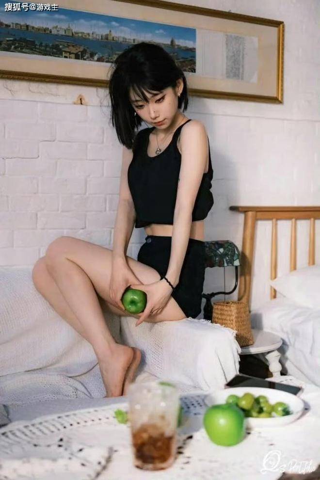 LPL新晋顶级美女主(zhǔ)持火了(le)，神似戚薇，解说Rita花瓶地位不保