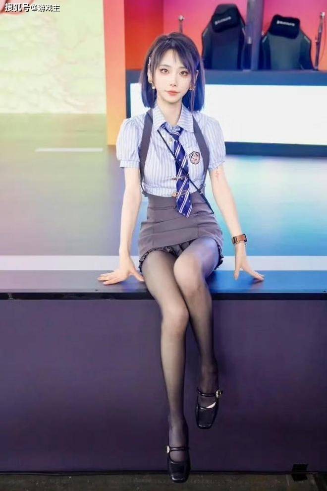 LPL新晋顶级美女主(zhǔ)持火了(le)，神似戚薇，解说Rita花瓶地位不保