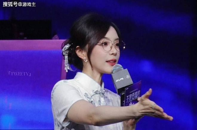 LPL新晋顶级美女主(zhǔ)持火了(le)，神似戚薇，解说Rita花瓶地位不保