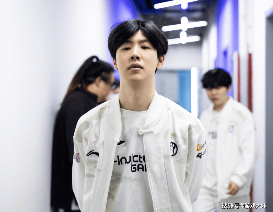 炫神因辱(rǔ)罵(mà)theshy，二路解说权限(xiàn)被收回，还被粉(fěn)丝投訴(sù)到全国扫黑办