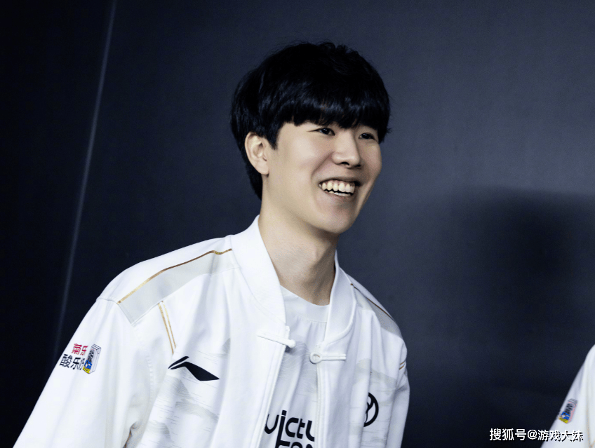 炫神因辱(rǔ)罵(mà)theshy，二路解说权限(xiàn)被收回，还被粉(fěn)丝投訴(sù)到全国扫黑办