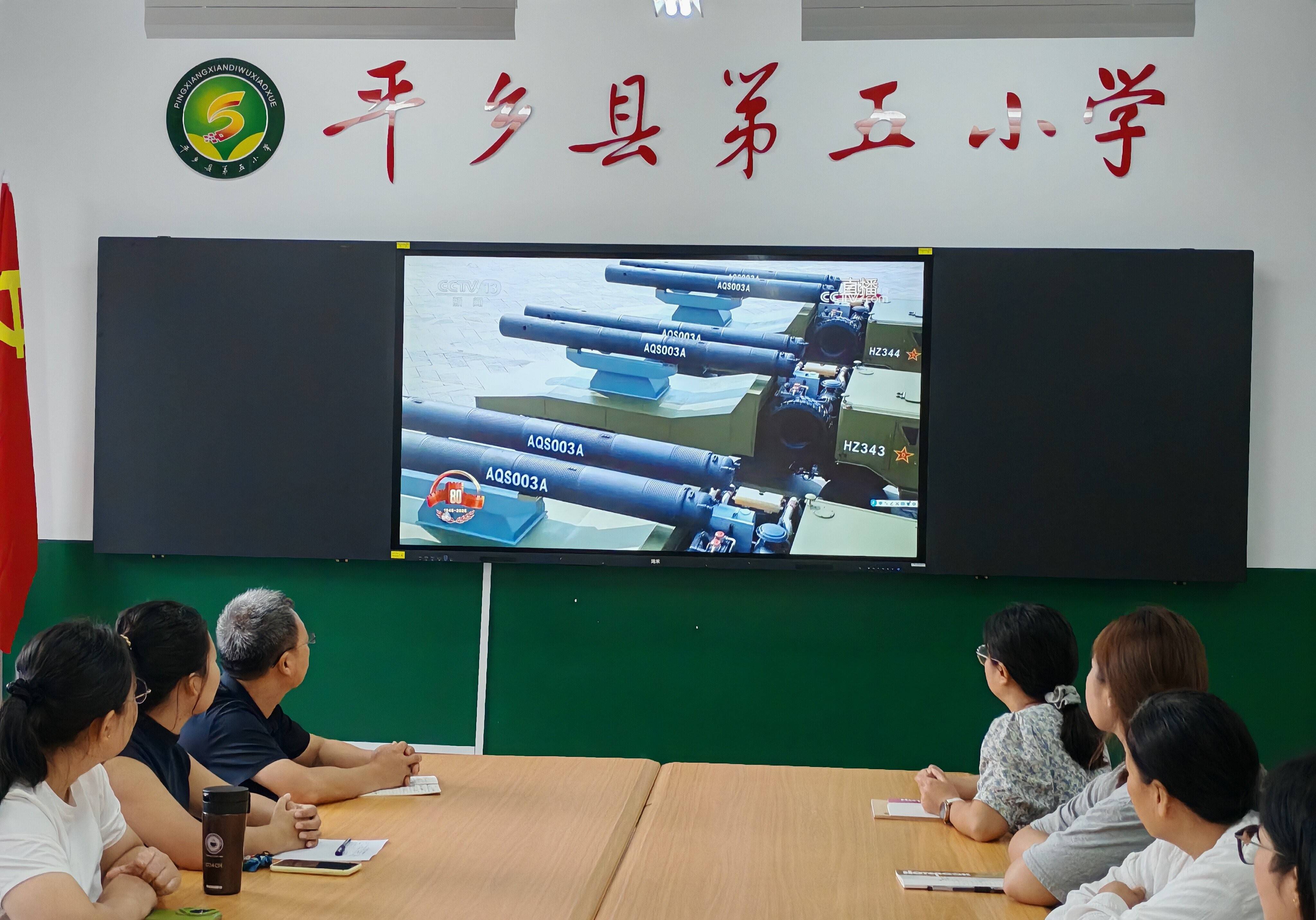 观閲(yuè)兵盛典(diǎn) 燃爱国之心