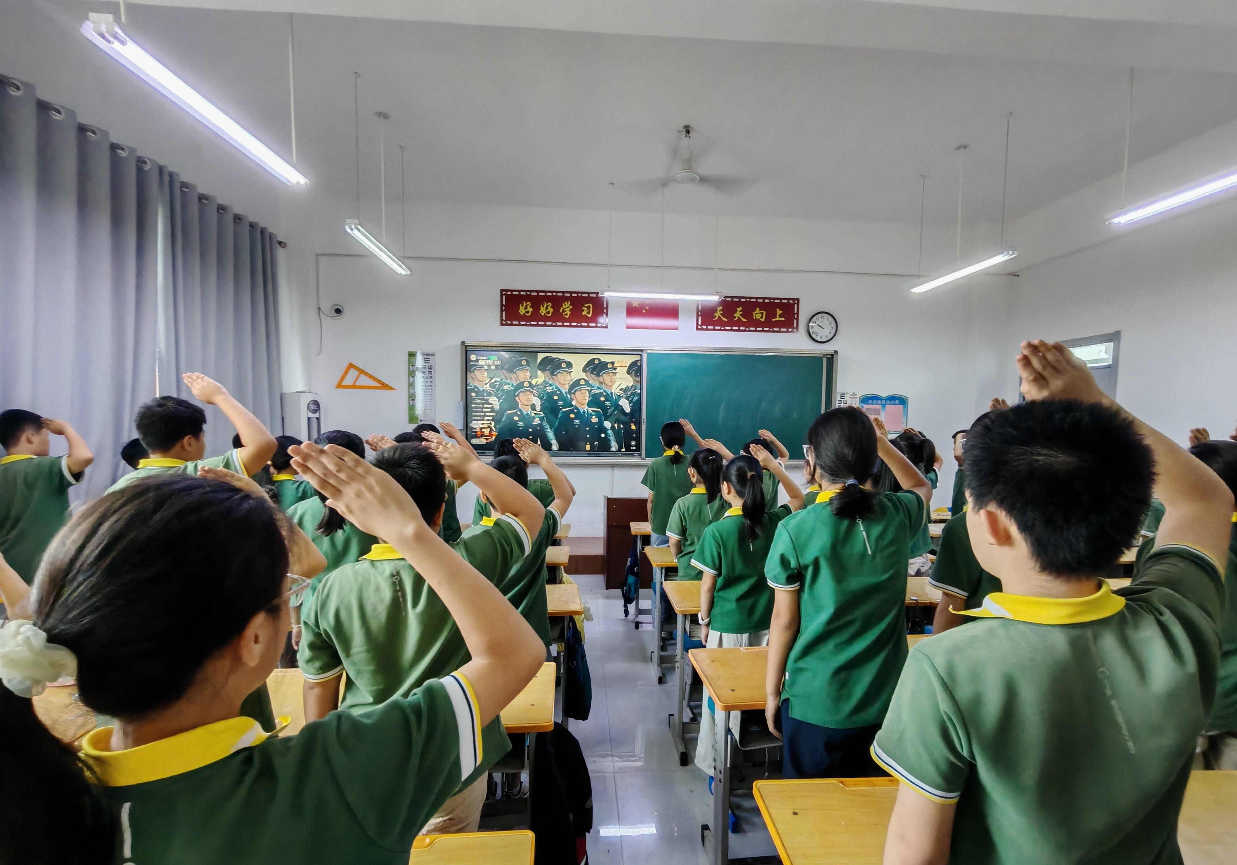 观閲(yuè)兵盛典(diǎn) 燃爱国之心