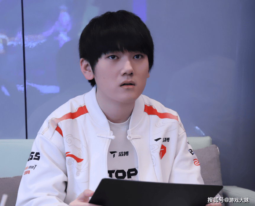 LOL皮(pí)膚(fū)投票排行，只有(yǒu)一款冠(guān)军皮(pí)膚(fū)进入前100，看到就能想到IG