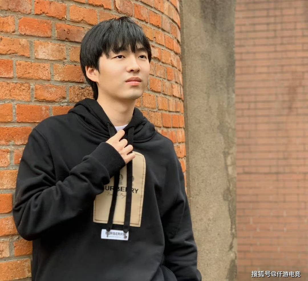 LOL：前LPL解說(shuō)質(zhì)疑UZI入选名人堂内幕！Cryin談(tán)BLG世界赛夺冠