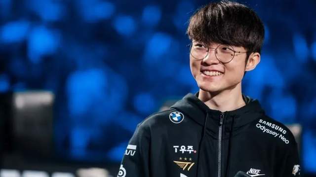 LOL传奇加冕殊(shū)荣，十年最佳力压众多電(diàn)竞选手，LPL最可敬的(de)对手！