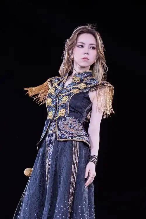 邓紫棋领衔LOL主题曲：歌手跨界电竞谁更胜一筹？