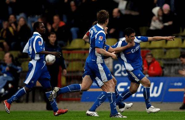 德乙榜首大战！沙尔克 04 主场争冠领跑，帕德博恩客场保榜首